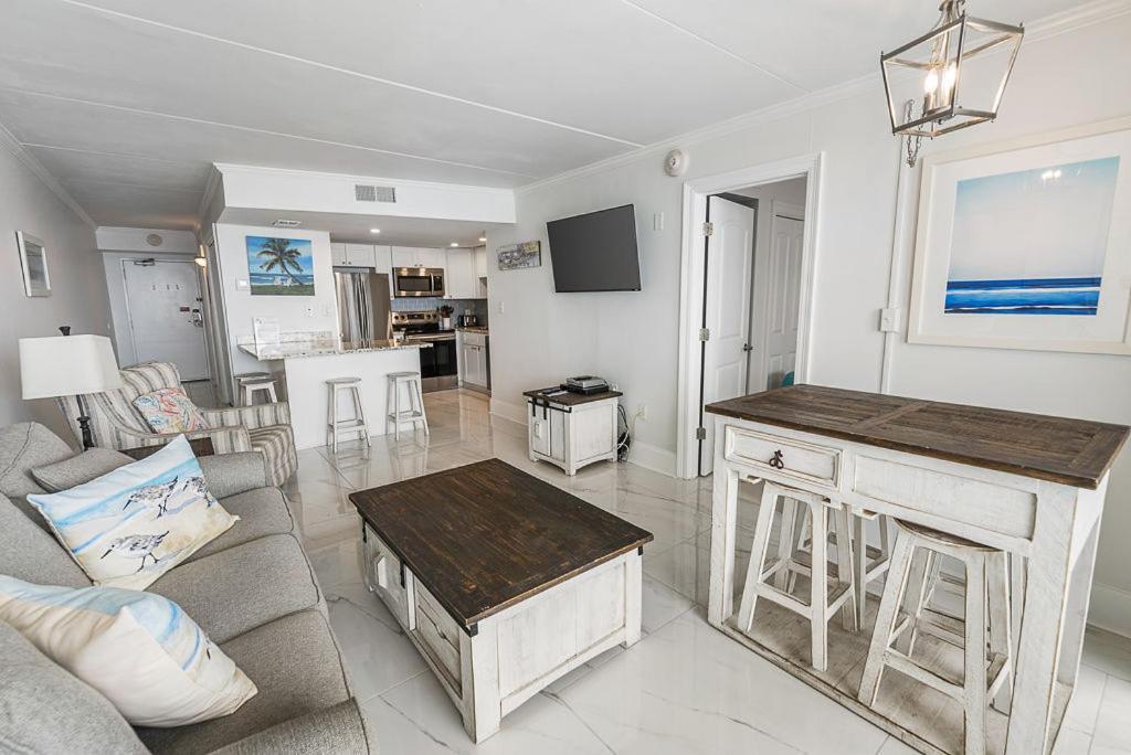 Island Winds East: Renovated Beachfront Near Hangout Holiday home