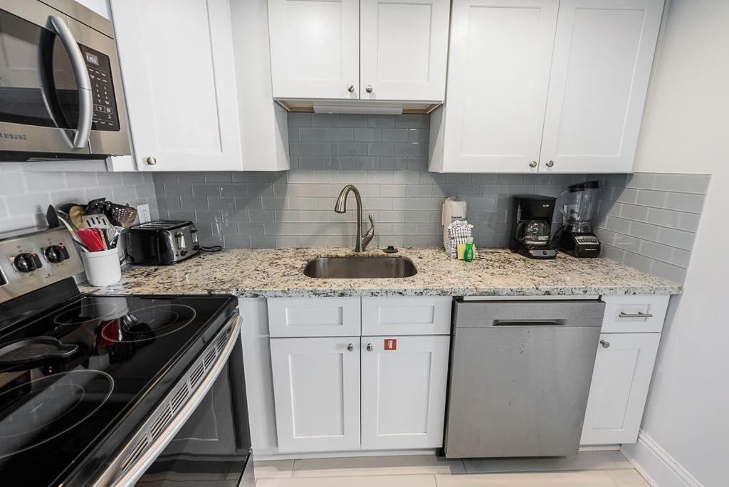Island Winds East: Renovated Beachfront Near Hangout *