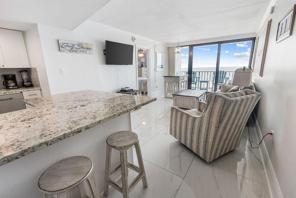 Island Winds East 308 By Albvr - Beautifully Renovated Beachfront & Steps Away From Hangout & More! Hébergement de vacances Gulf Shores