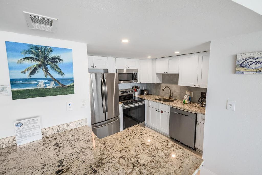 Island Winds East: Renovated Beachfront Near Hangout